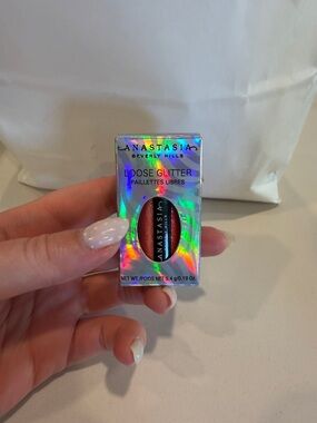 Anastasia Beverly Hills Holographic Loose Glitter in carnival